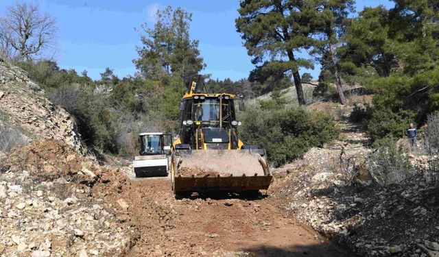 Konyaaltı’da bozuk yollarda hummalı çalışma