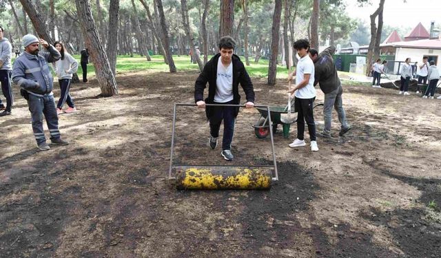 Konyaaltı’nda öğrenciler HayatPark’ı çimlendirdi