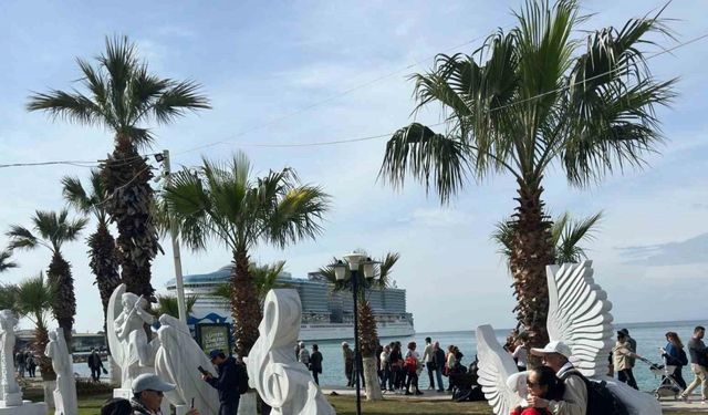 Kuşadası’na gelen turistler sahildeki sanat eserlerini beğendi