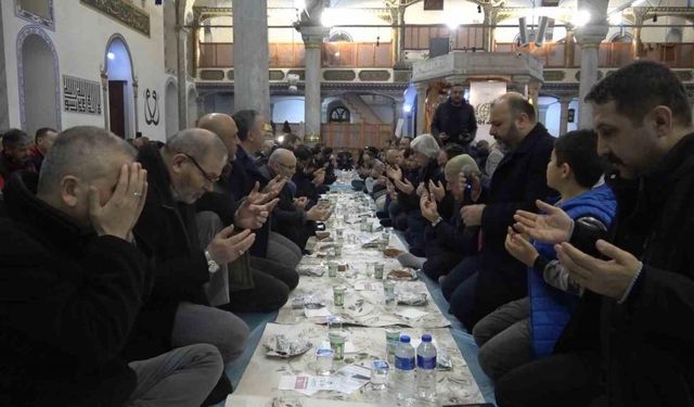 Kütahya’da hurma, su, ayran peynir ve simitle iftar