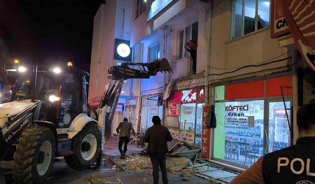 Kutlama yapılan CHP ilçe binasının balkonu çöktü: 3’ü ağır 8 yaralı