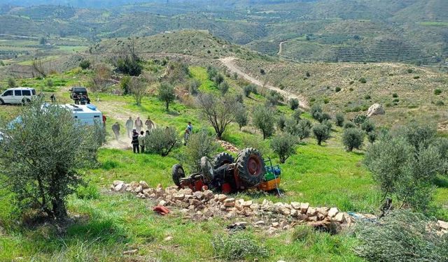 Manavgat’ta devrilen traktörün altında kalan sürücü yaralandı