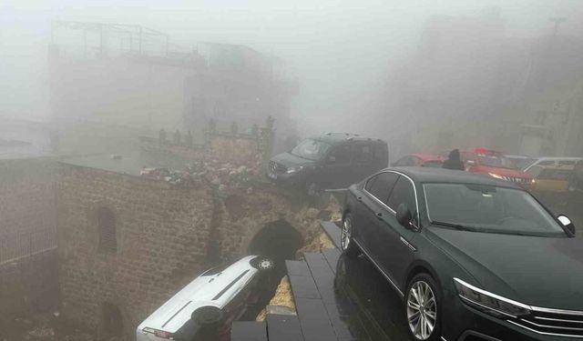 Mardin’de yağış sonrası yol çöktü: 2 araç hasar gördü