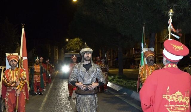 Mehteran ve bando takımları sahurda sokakları inletti