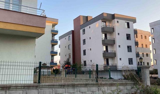 Mersin’de 4 katlı yeni bina yan yatmaya başladı