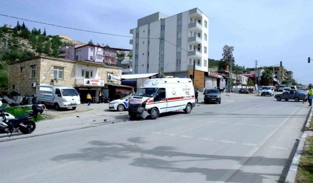 Mersin’de ambulans ticari araçla çarpıştı