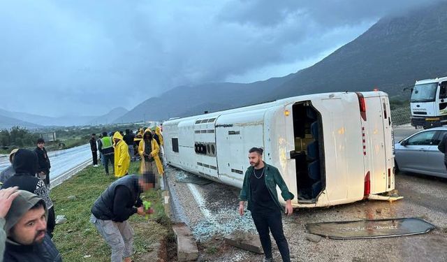 Mersin’de işçi servisi kaza yaptı: 23 yaralı