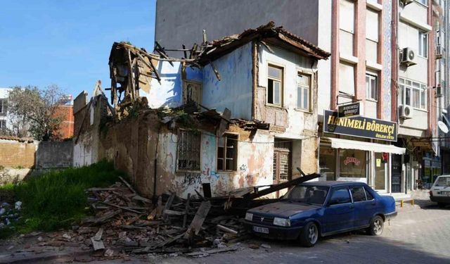 Metruk bina park halindeki otomobilin üzerine çöktü