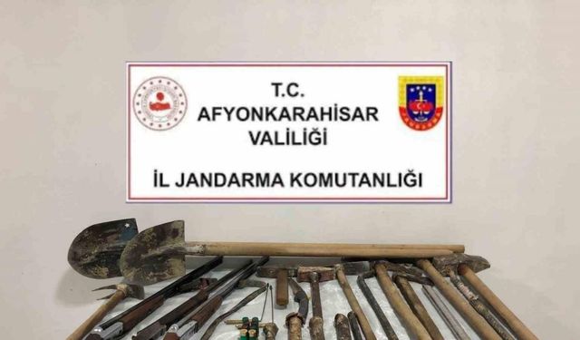 Mezarlık yanında define arayan 4 kişiyi jandarma suçüstü yaptı