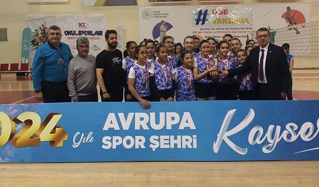 Midi Kızlarda Şampiyon Kayseri Voleybol Kulübü