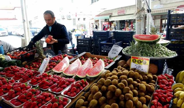 Muğla’da karpuz, çilek ve çağla pazar yerindeki tezgahlarda yerini aldı