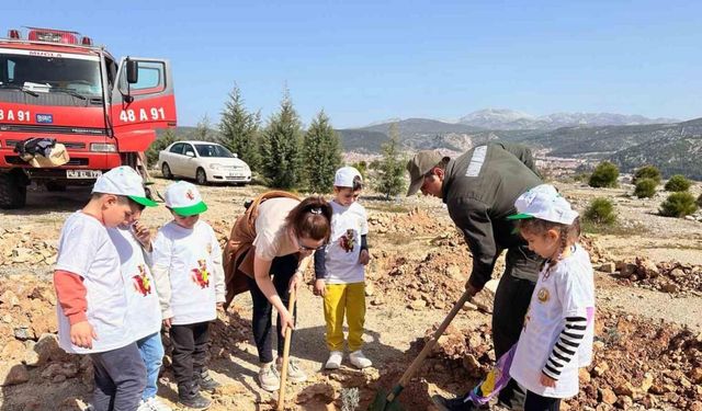 Muğla’da minik öğrenciler fidan dikti