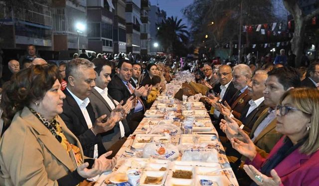 Muratpaşa’da ilk iftar yemeği Beş Şehitler Parkı’nda verildi