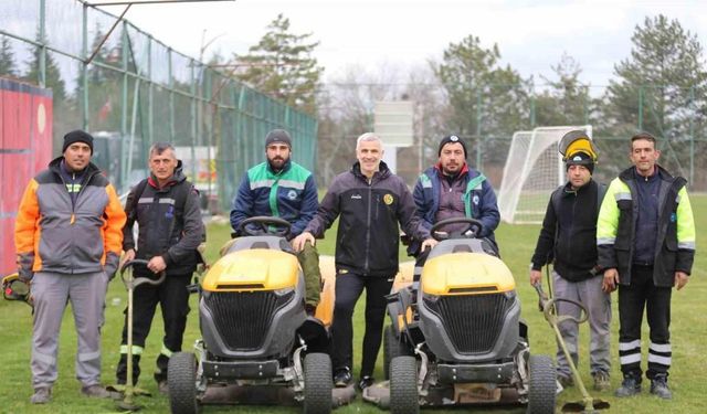 Odunpazarı Belediyesi tarafından Eskişehirspor tesislerindeki sahanın çimleri biçildi