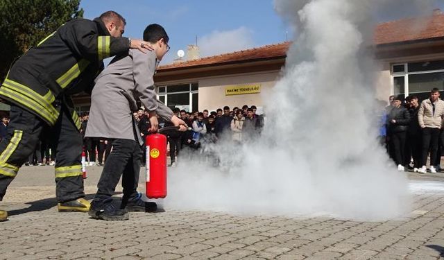 Öğrenciler tatbikat ile yangın söndürmeyi öğrendi