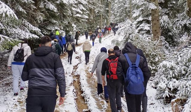 Öğrenciler, yaylaları kar yürüyüşü ile keşfetti