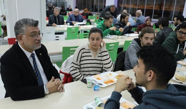 Öğrencilerle iftarda bir araya geldi