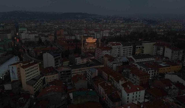 “Oruç günahlara kalkandır” mahyası Reşadiye Camii minarelerine asıldı