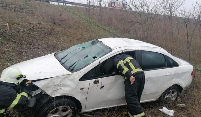 Otobanda kontrolden çıkan otomobil yeşil alana uçtu: 1 yaralı