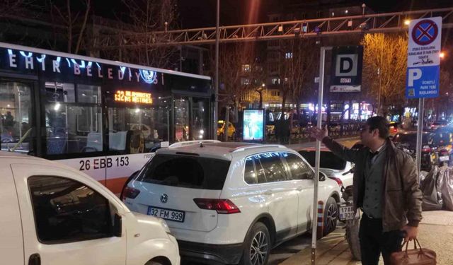 Otobüs durağını işgal eden araçlar vatandaşların tepkisini topladı