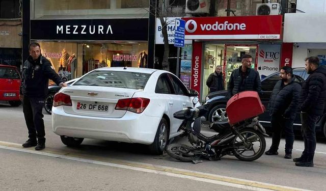 Otomobile çarparak ikiye bölünen motosikletin sürücüsü yaralandı