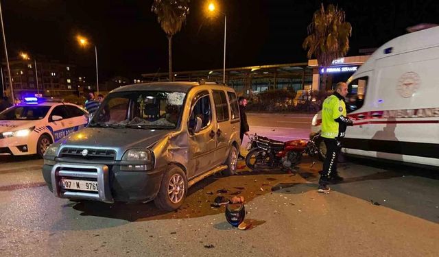 Otomobille çarpışan ehliyetsiz motosiklet sürücüsü yaralandı