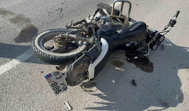 Otomobille çarpışıp hurdaya dönen motosiklet sürücüsü yaralandı