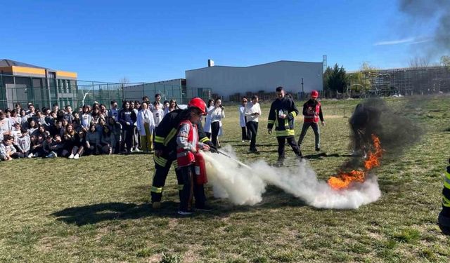 Özel okulda yapılan deprem tatbikatı gerçeğini aratmadı