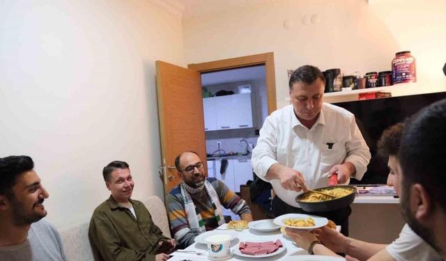 Özkan Alp öğrenci evinde sahur yaptı