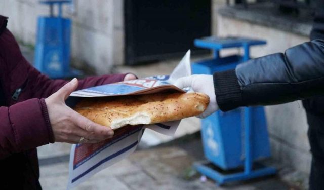 Pamukkale Adayı Ertemur iftar zamanı trafikte kalanlara Ramazan pidesi dağıttı