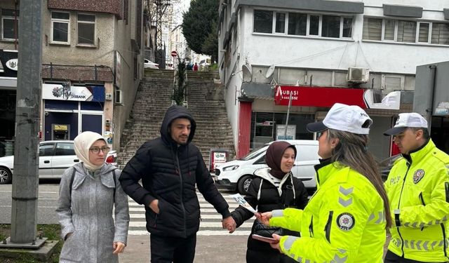 Polislerden trafik kuralları bilgilendirme faaliyeti