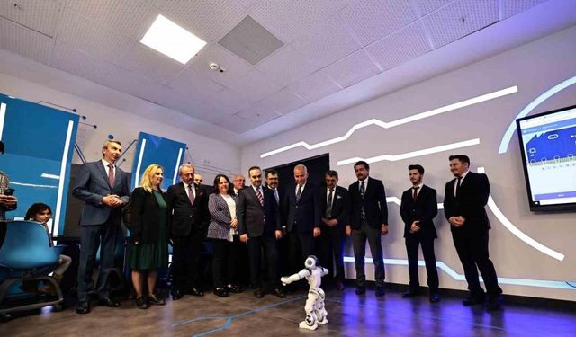 Robot Cezeri’den zeybek şov