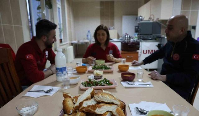 Sağlık çalışanları ilk iftarlarını görev başında yaptı