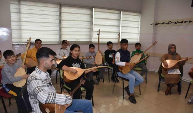 Şahinbey tesislerinde bağlama çalmayı öğreniyorlar