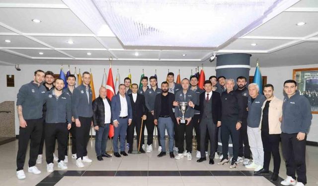 Şampiyon voleybol takımı kupayı Başkan Özcan’a teslim etti