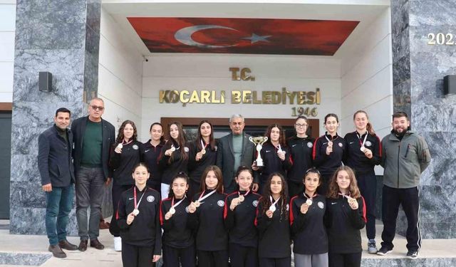 Şampiyon voleybolcular sevinçlerini Başkan Kaplan’la paylaştı