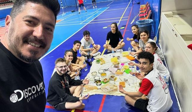 Şampiyonaya hazırlanan ’altın jenerasyon’ spor salonunda iftar yaptı