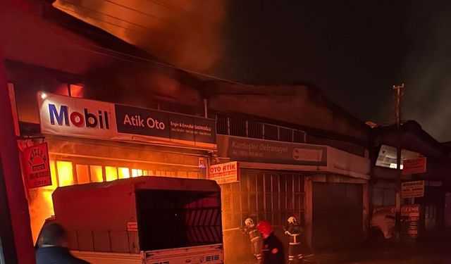 Samsun’da oto tamirci dükkanı alev alev yandı