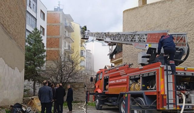 Sandıklı’da ev yangını, itfaiyenin alevlere müdahalesi sürüyor