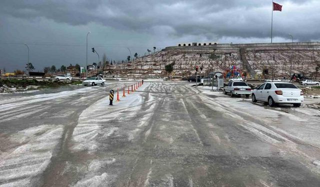 Şanlıurfa’da dolu yağışı sonrası şehir beyaza büründü