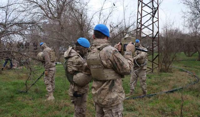 Şanlıurfa’da terör operasyonunda gözaltına alınan şüpheliler jandarmada