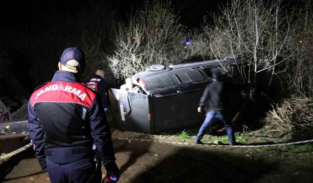 Şarampole devrilen hafif ticari aracın sürücüsü hayatını kaybetti