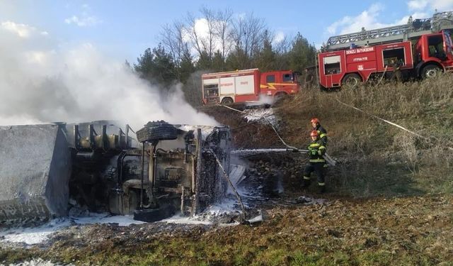 Şarampole devrilen tır alev aldı