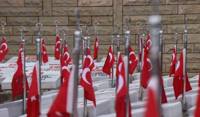 Tüm mezarlar Türk bayrakları ile donatıldı, manzara hem gurur verdi hem de yürekleri burktu