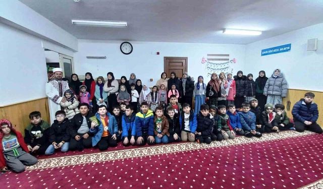 Simav’da mukabele, yatsı ve teravih namazına gelen çocuklara Cami Market’ten ücretsiz alışveriş