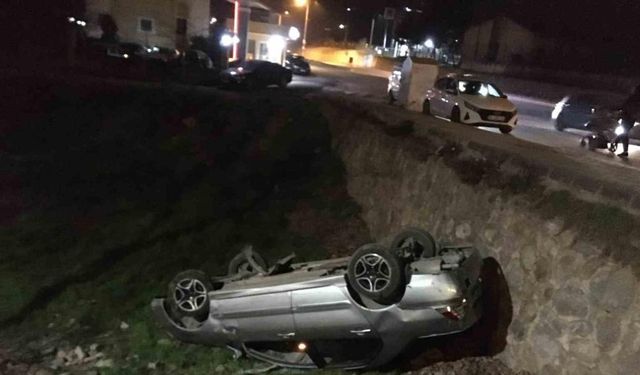 Sitenin bahçesine düşen otomobilden alkol şişesi çıktı: 1 ağır yaralı