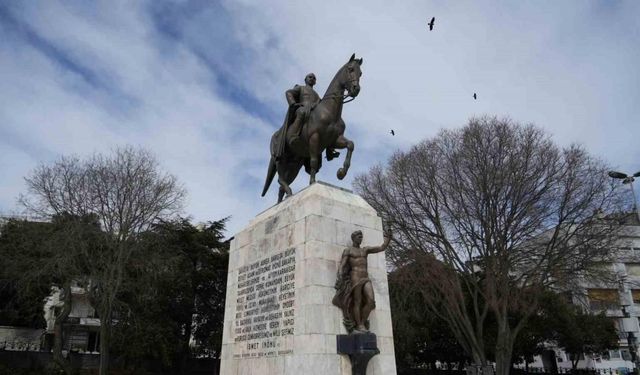 Sultan Abdülaziz’in emanetinin üzerine, İBB’nin korumaya aldığı İsmet İnönü heykeli dikildi