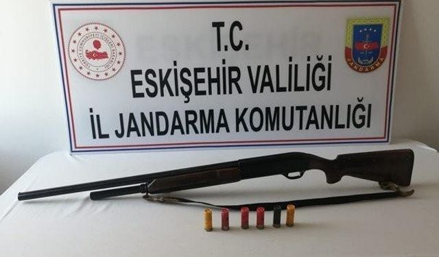 Şüphelilerin ikametleri ile araçlarında yapılan aramalarda birçok ruhsatsız silah ve tüfek ele geçirildi