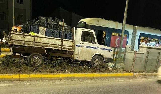 Sürücüsünün direksiyon hâkimiyetini kaybettiği kamyonet tramvay durağına çarptı