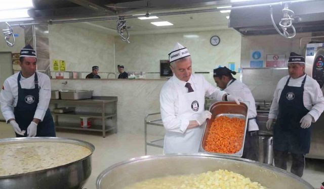 Tahmazoğlu vatandaşlar için kendi elleriyle yemek yaptı